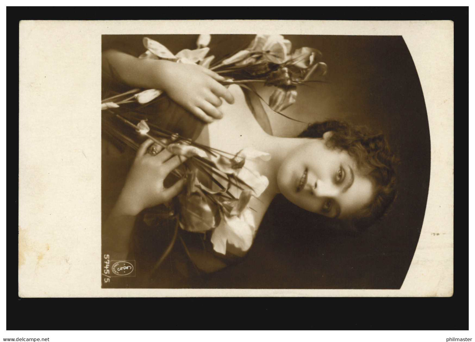 Mode-AK Lächelnde Frau, Portrait Mit Blumen, Verlag C.A.F.S., BRAUNSCHWEIG 1913 - Mode