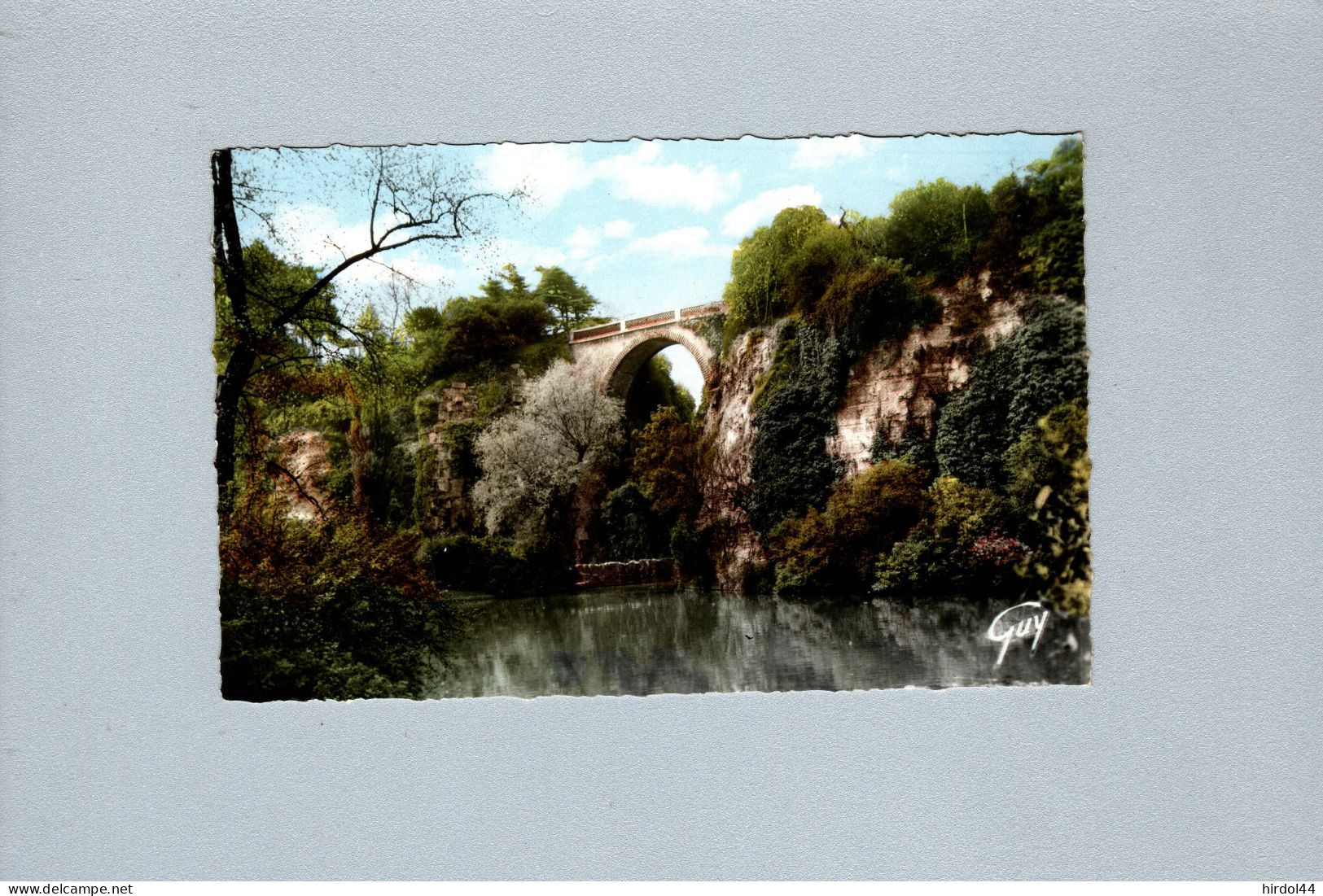 Paris (75) : Le Parc Des Buttes-Chaumont, Le Lac Et Le Pont - Parken, Tuinen