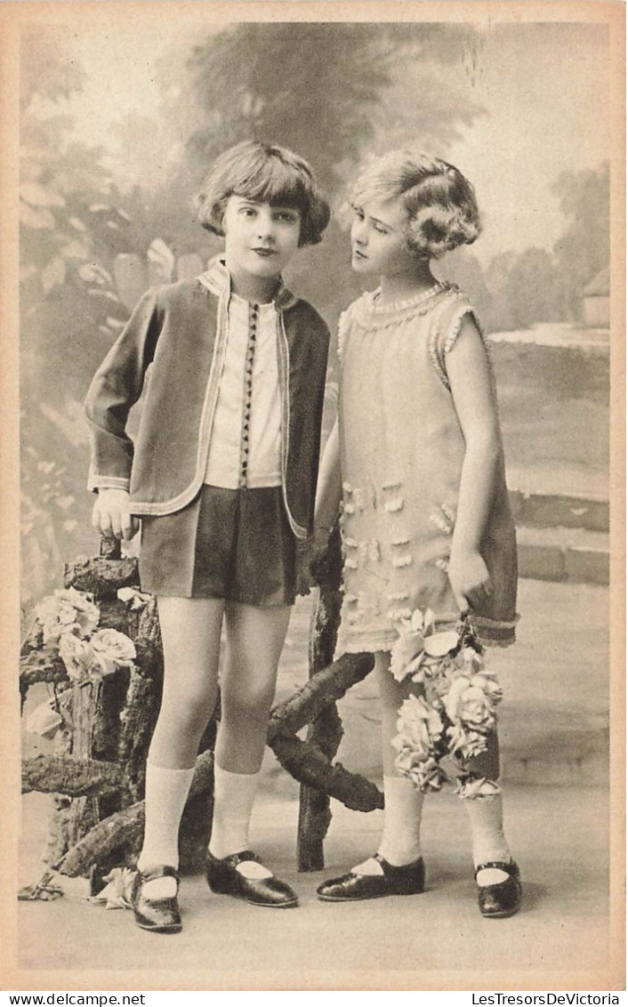 ENFANTS - Portraits - Deux Jeunes Filles - Tenant Des Fleurs - Fleurs - Portrait - Carte Postale Ancienne - Portretten