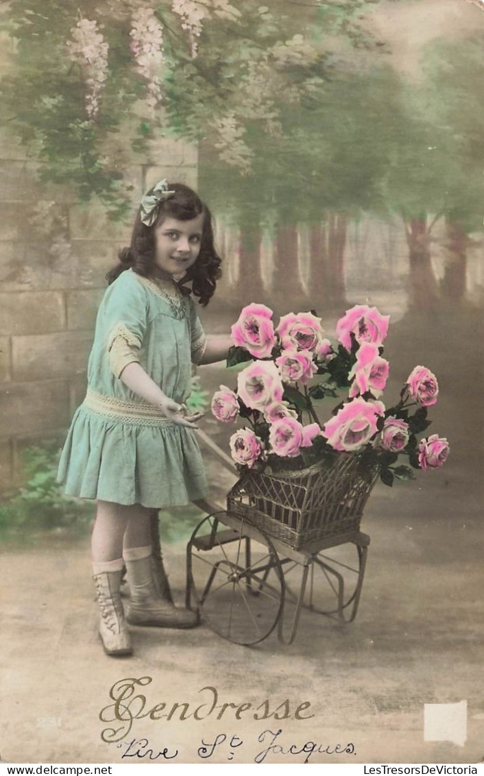 FANTAISIES - Enfant - Petite Fille - Fleurs - Colorisé - Tendresse - Carte Postale Ancienne - Andere & Zonder Classificatie