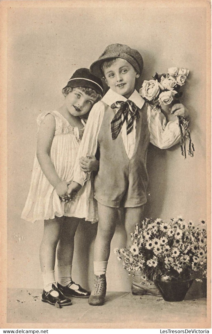 ENFANTS - Portraits - Petit Garçon - Petite Fille - Fleurs - Vase - Carte Postale Ancienne - Ritratti