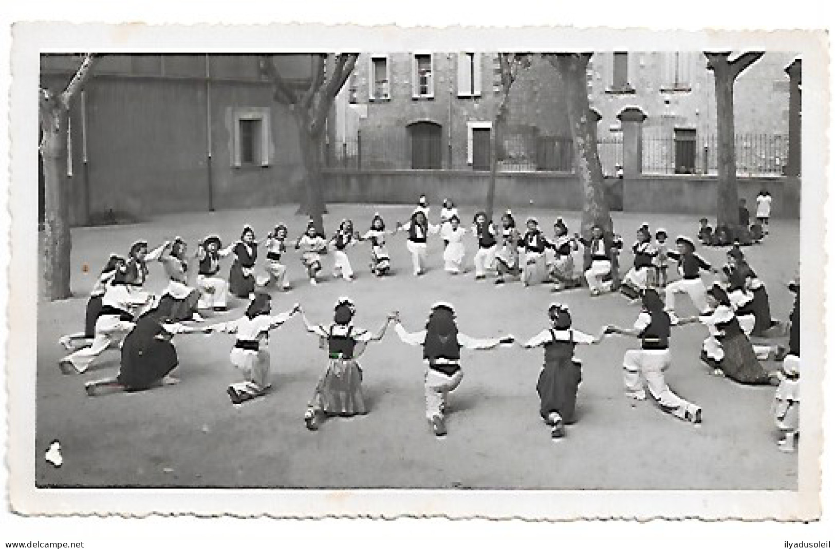 RIVESALTES PHOTO D Une Ecole Avec Une Danse Format : 17 X 10.5 Cm - Rivesaltes