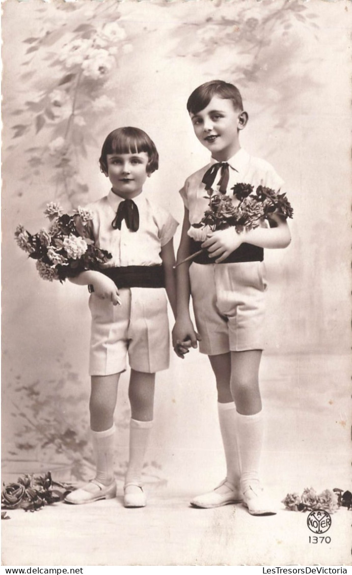 FANTAISIES - Enfants - Un Garçon - Une Petite Fille - Tenant Des Fleurs Dans Leur Bras - Carte Postale Ancienne - Andere & Zonder Classificatie