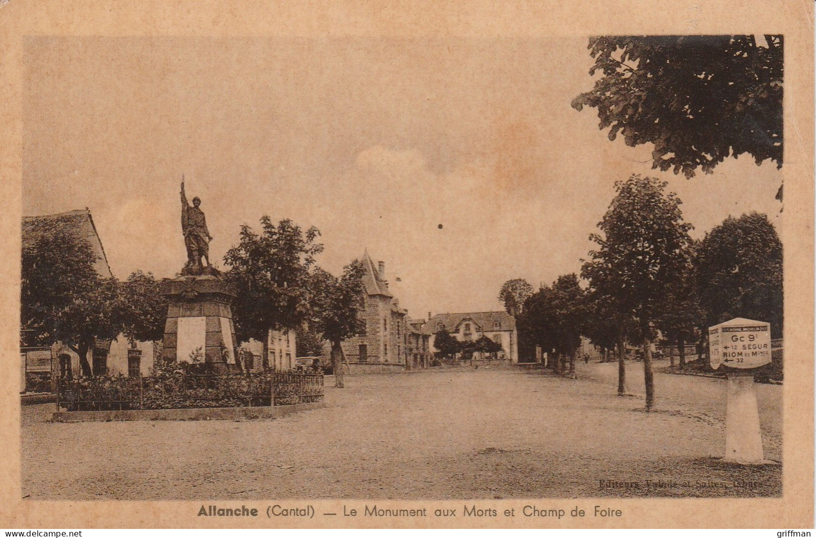 ALLANCHE LE MONUMENT AUX MORTS ET CHAMP DE FOIRE TBE - Allanche