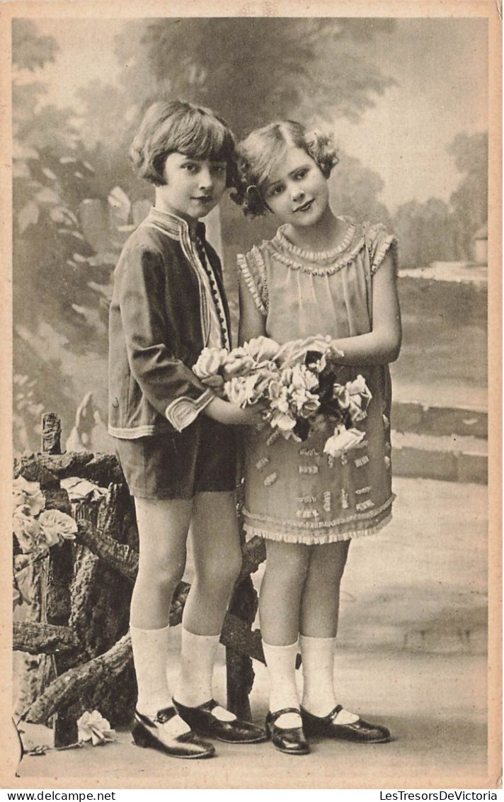 ENFANTS - Portraits - Deux Petites Filles - Tenant Des Fleurs Dans Leurs Mains - Fleurs - Carte Postale Ancienne - Portretten