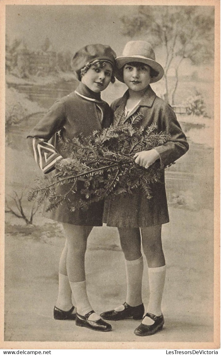 ENFANTS - Portraits - Deux Petites Filles - Tenant Des Une Branche D'herbe Dans Leurs Mains - Carte Postale Ancienne - Retratos