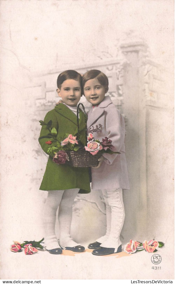 FANTAISIES - Enfants - Deux Petits Garçons - Tenant Un Bouquet De Fleurs - Colorisé - Carte Postale Ancienne - Altri & Non Classificati