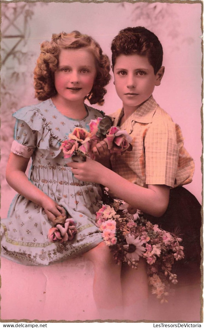 FANTAISIES - Enfants - Petite Fille - Garçon - Tenant Un Bouquet De Fleurs - Colorisé - Carte Postale Ancienne - Other & Unclassified