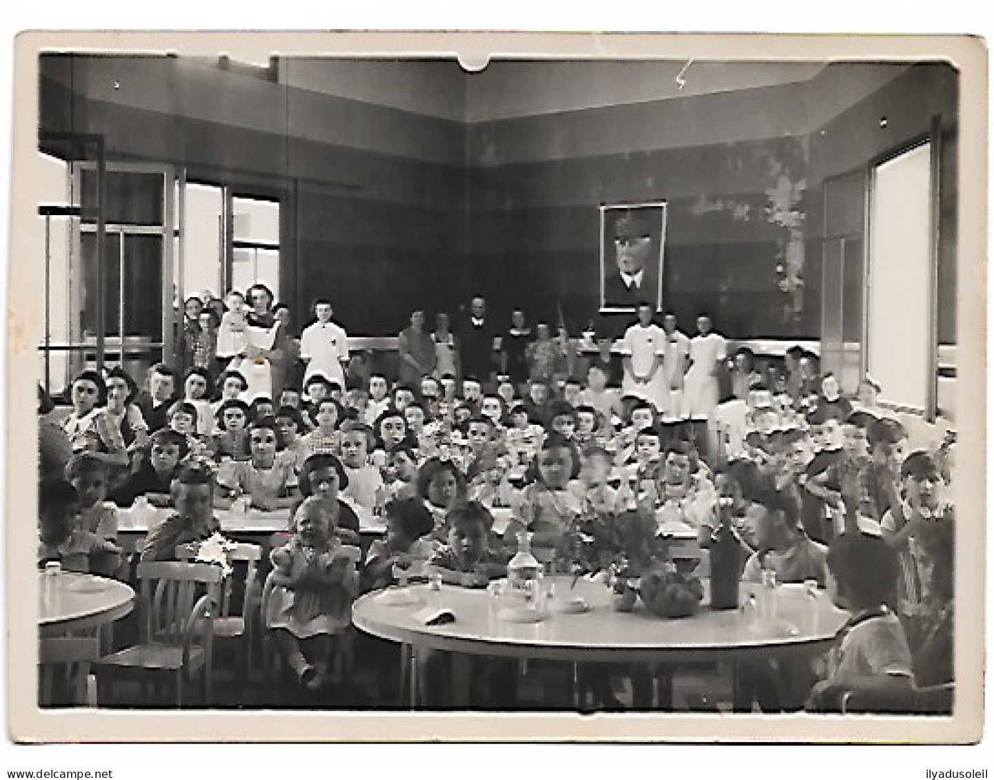 RIVESALTES PHOTO D Enfants Avec Infirmieres De La Croix Rouge Et Portrait Petain  Peut  Etre Camp De Rivesaltes - Rivesaltes