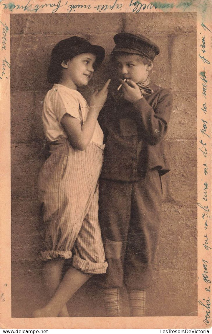 ENFANTS - Petit Garçon - Petite Fille - En Train De Fumer Une Cigarette - Carte Postale Ancienne - Sonstige & Ohne Zuordnung