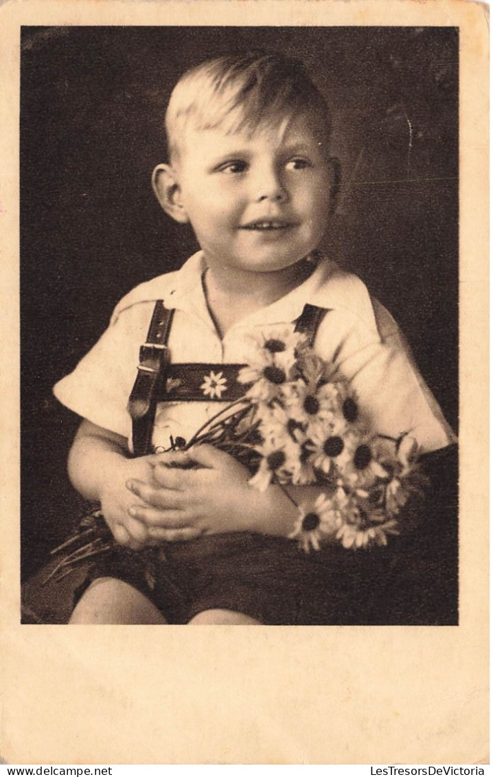 ENFANTS - Portraits - Petit Garçon Souriant - Tenant Un Bouquet De Fleur - Carte Postale Ancienne - Portretten