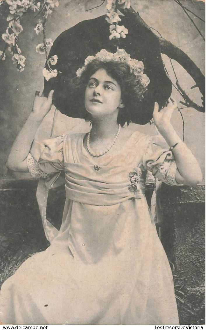 CARTE PHOTO - Femme Assise - Fleurs - En Robe - Carte Postale Ancienne - Photographie