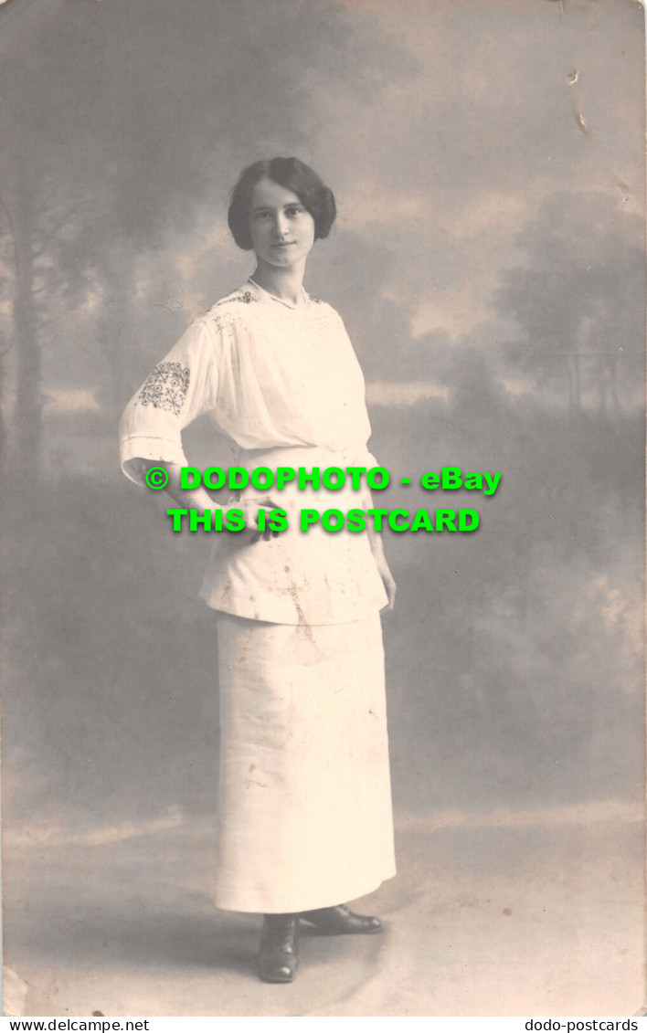 R516693 Woman In White Colour Clothes. Postcard - World