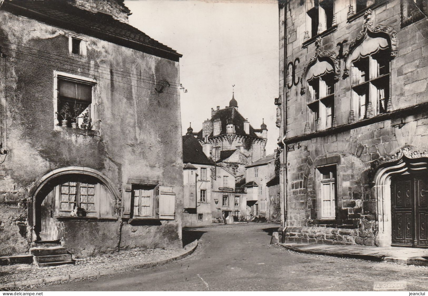 CPM . LUXEUIL-LES-BAINS . FACADE SUD DE LA MAISON CLERC  .  CARTE AFFR AU VERSO LE 29-3-1961  .  2 SCANNES - Luxeuil Les Bains