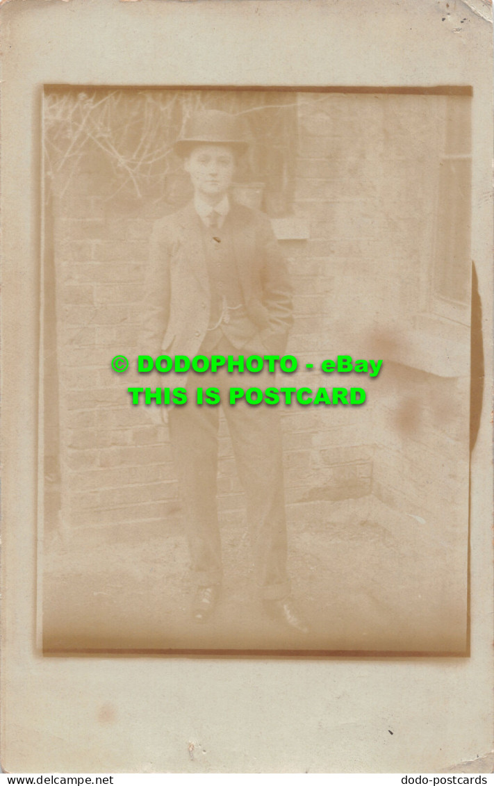 R516871 Man In Hat And Suit. Postcard - Monde