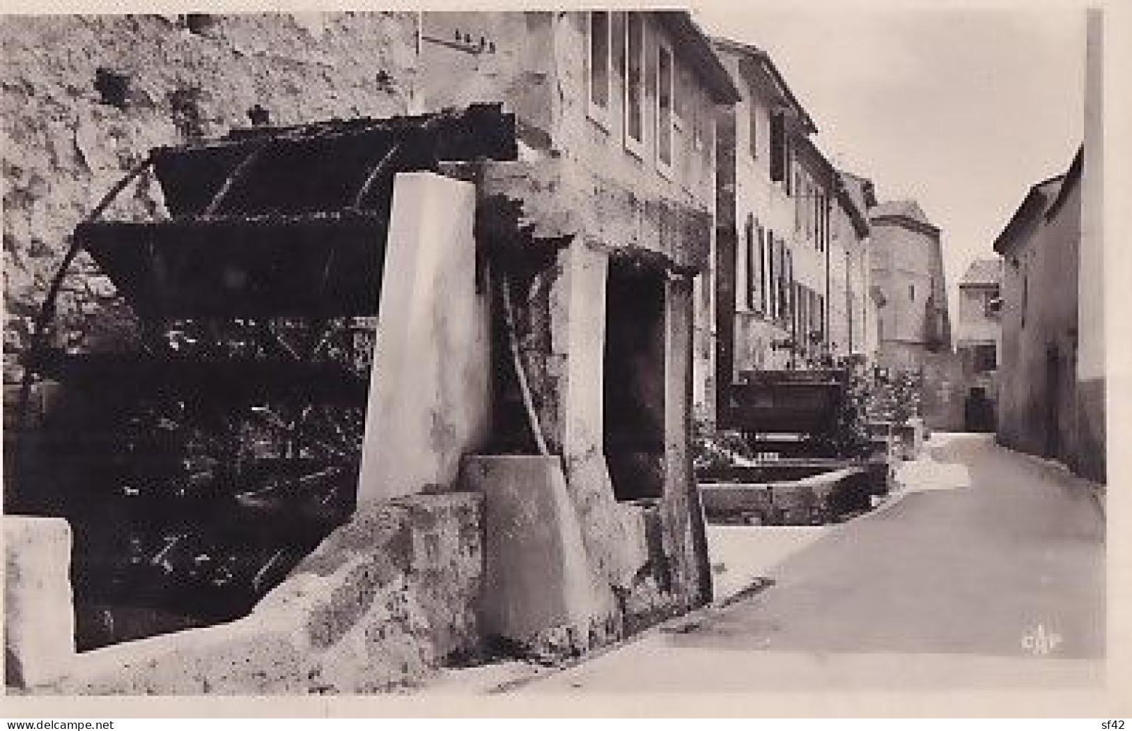 L ISLE SUR SORGUE                  La Rue Des Roues - L'Isle Sur Sorgue