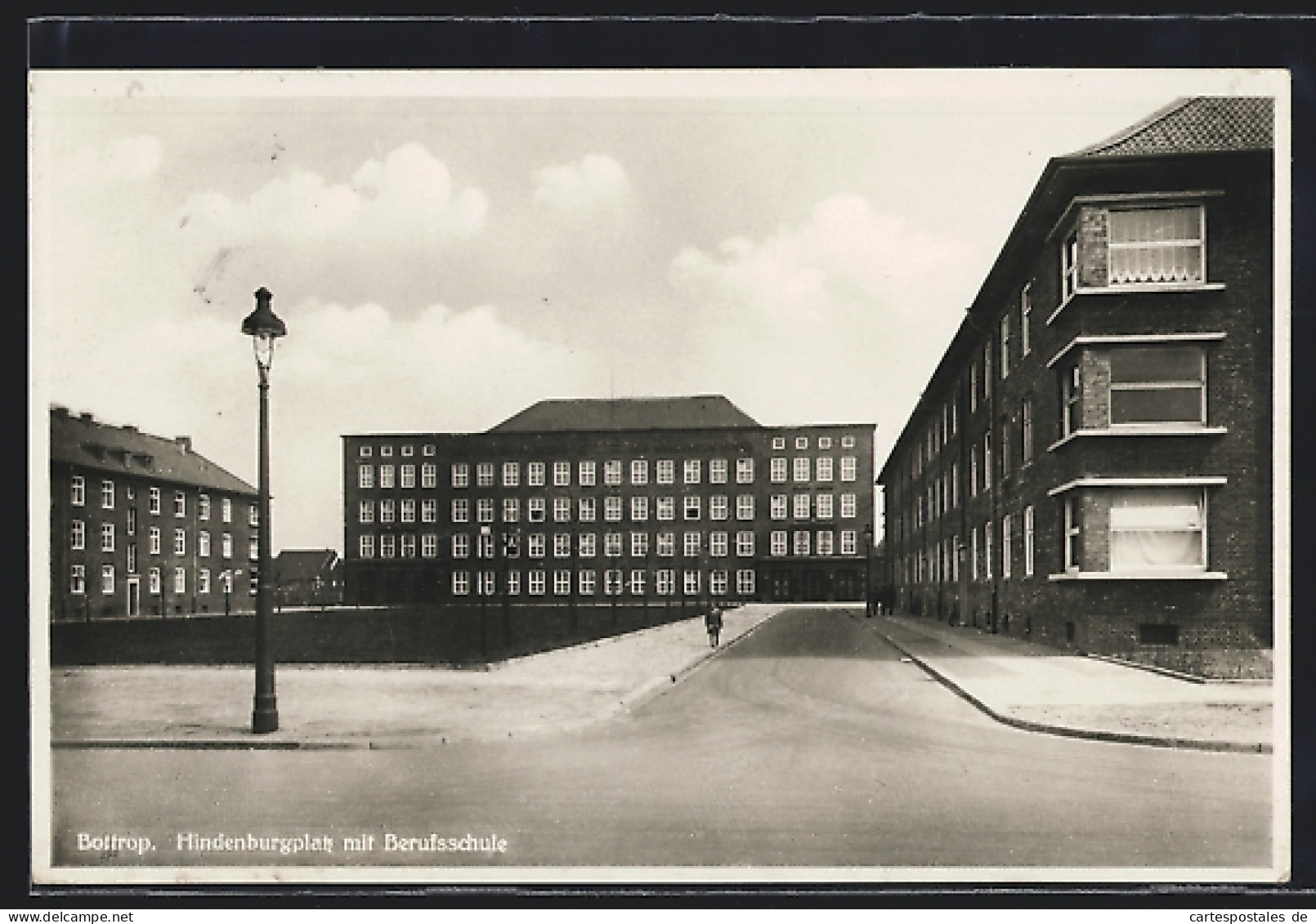 AK Bottrop, Hindenburgplatz Mit Berufsschule  - Bottrop