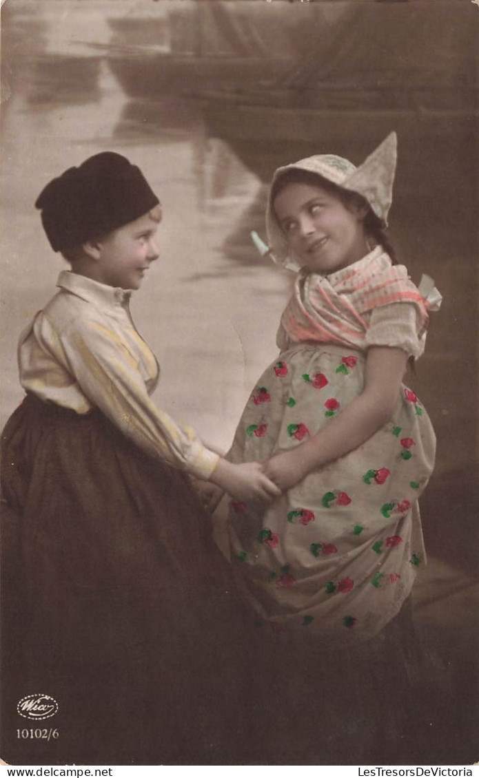 FANTAISIES - Enfants - Deux Petites Filles Se Tenant Par Les Mains - Colorisé - Carte Postale Ancienne - Andere & Zonder Classificatie