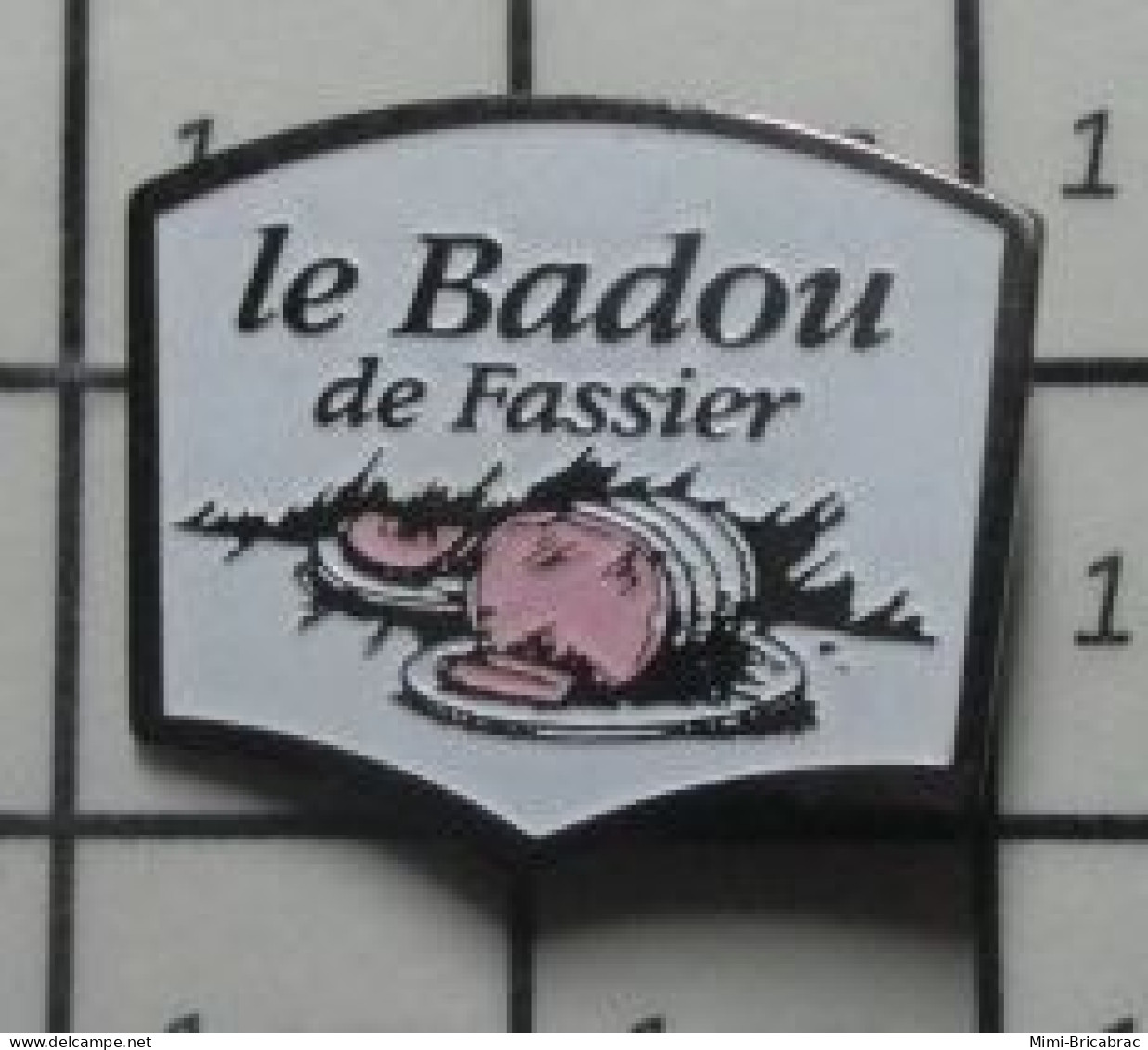 1618c Pin's Pins / Beau Et Rare / ALIMENTATION / JAMBON ROTI  LE Ali BADOU DE FASSIER - Alimentation