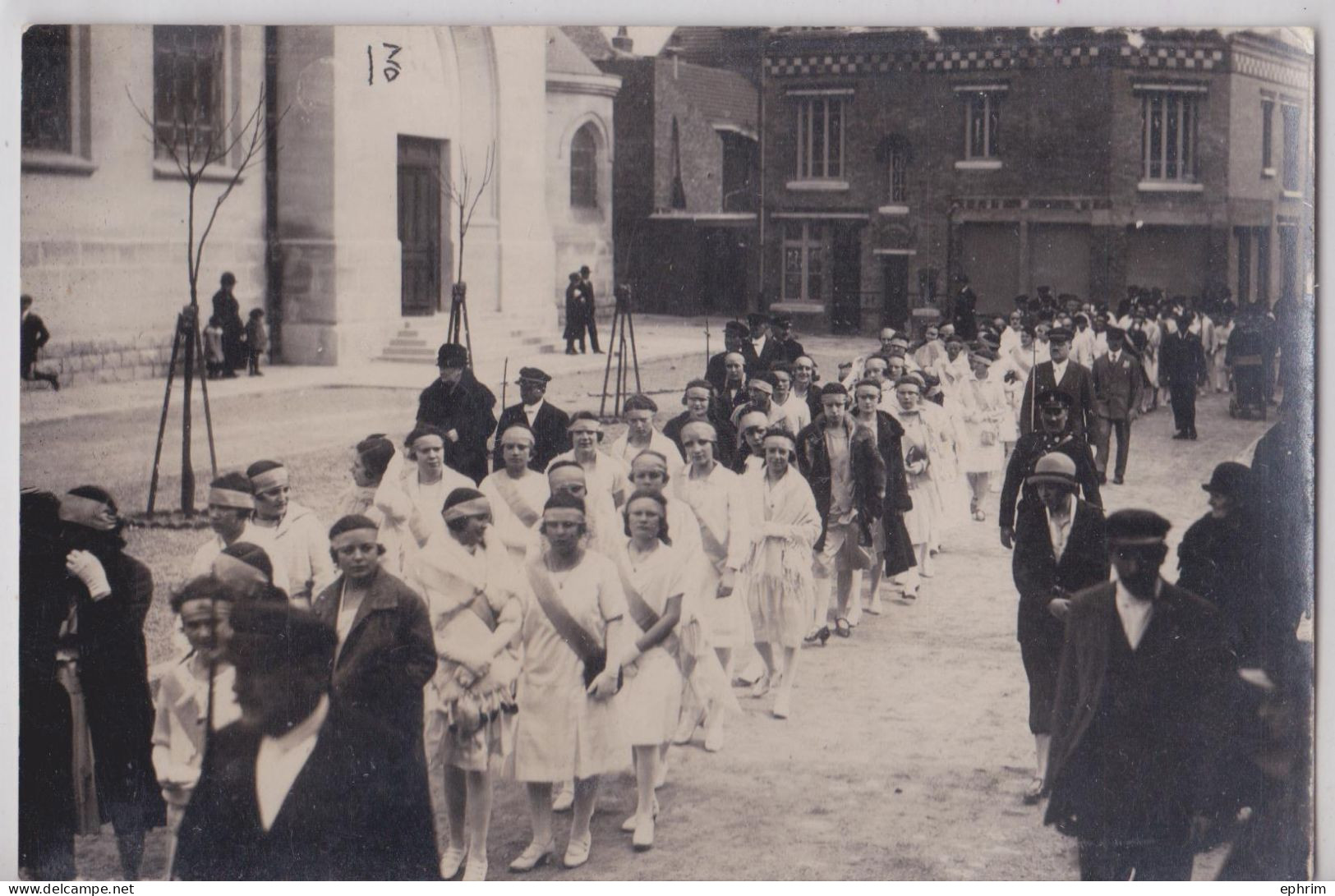 Carte-photo A Situer Procession De Jeunes Filles Près D'une Eglise En 1927 - Te Identificeren