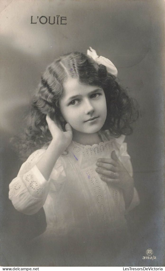 FANTAISIES - Enfant - Petite Fille Qui Tend L'oreille - L'Ouïe - Carte Postale Ancienne - Autres & Non Classés