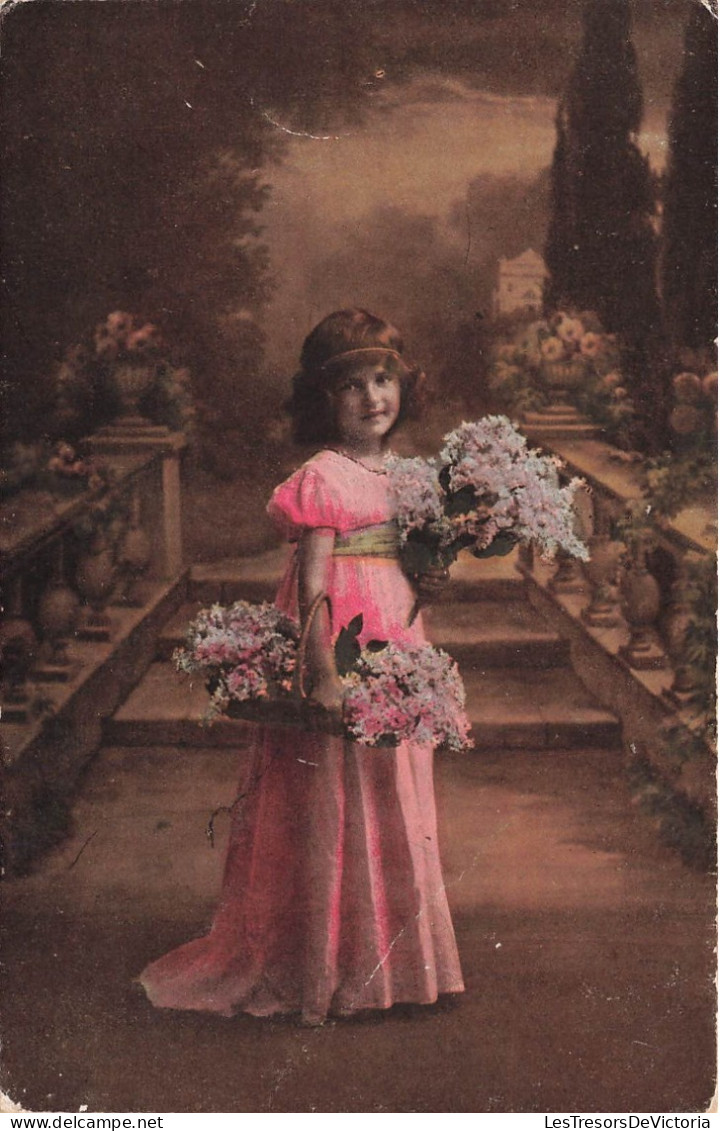 FANTAISIES - Enfant - Petite Fille - Fleur - Tenant Un Bouquet De Fleurs - Colorisé - Carte Postale Ancienne - Other & Unclassified