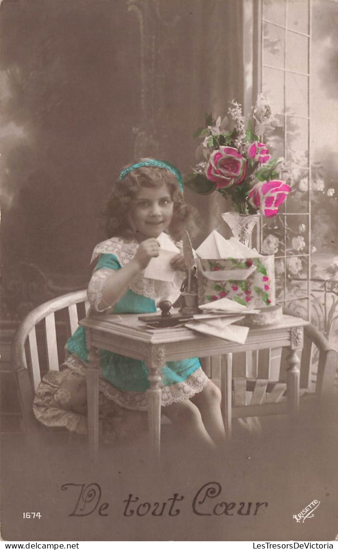 FANTAISIES - Enfant - Petite Fille - Fleurs - Autour D'une Table - Colorisé - De Tout Cœur - Carte Postale Ancienne - Autres & Non Classés