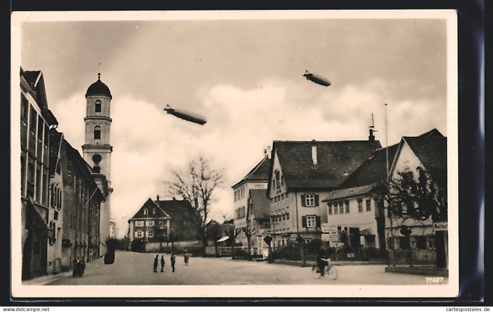 AK Langenargen A. Bodensee, Marktplatz Mit Luftschiff Hindenburg Und Graf Zeppelin  - Dirigeables