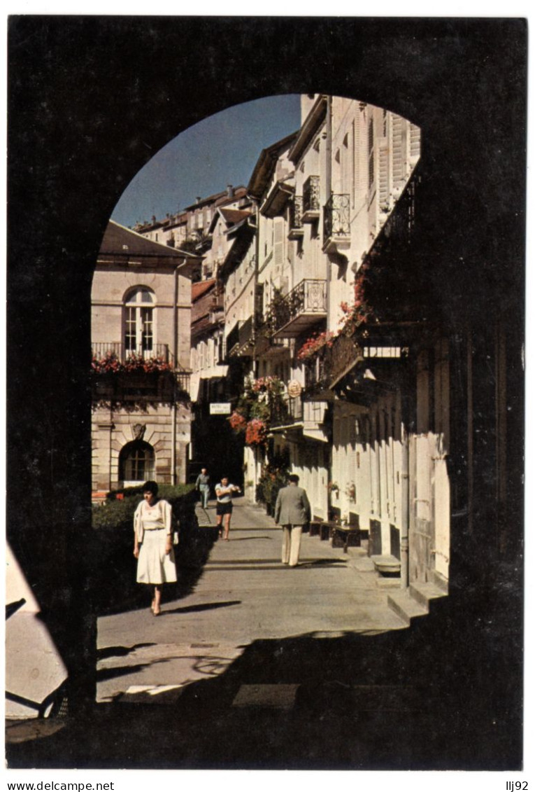 CPSM GF 88 - PLOMBIERES LES BAINS (Vosges) - Place Du Bain Romain - Plombieres Les Bains