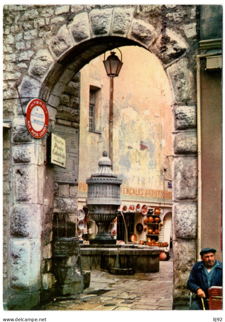 CPSM GF 06 - VENCE (Alpes Maritimes) - Porte Et Fontaine Du Peyra - Vence