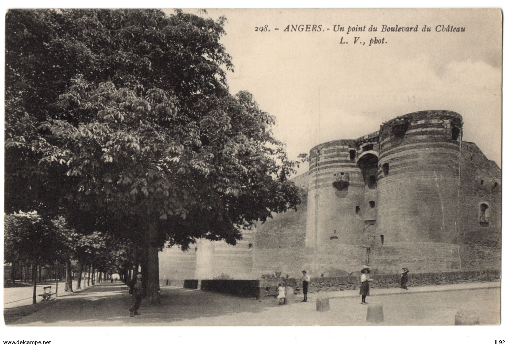 CPA 49 - ANGERS (Maine Et Loire) - 298. Un Point Du Boulevard Du Château - L.V. - Angers