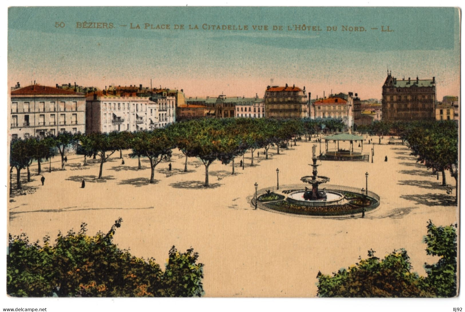 CPA 34 - BEZIERS (Hérault) - 50. La Place De La Citadelle Vue De L'Hôtel Du Nord - LL - Beziers