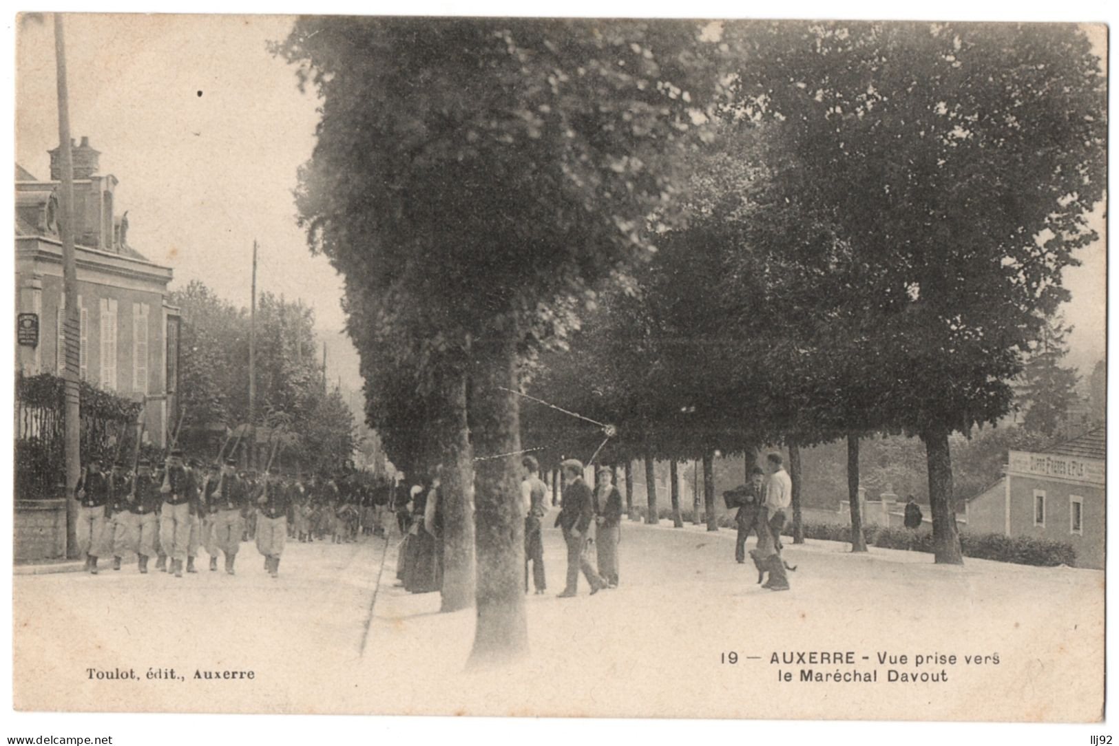 CPA 89 - AUXERRE (Yonne) -  19. Vue Prise Vers Le Maréchal Davout (animée, Défilé Militaire) - Dos Simple - Ed. Toulot - Auxerre