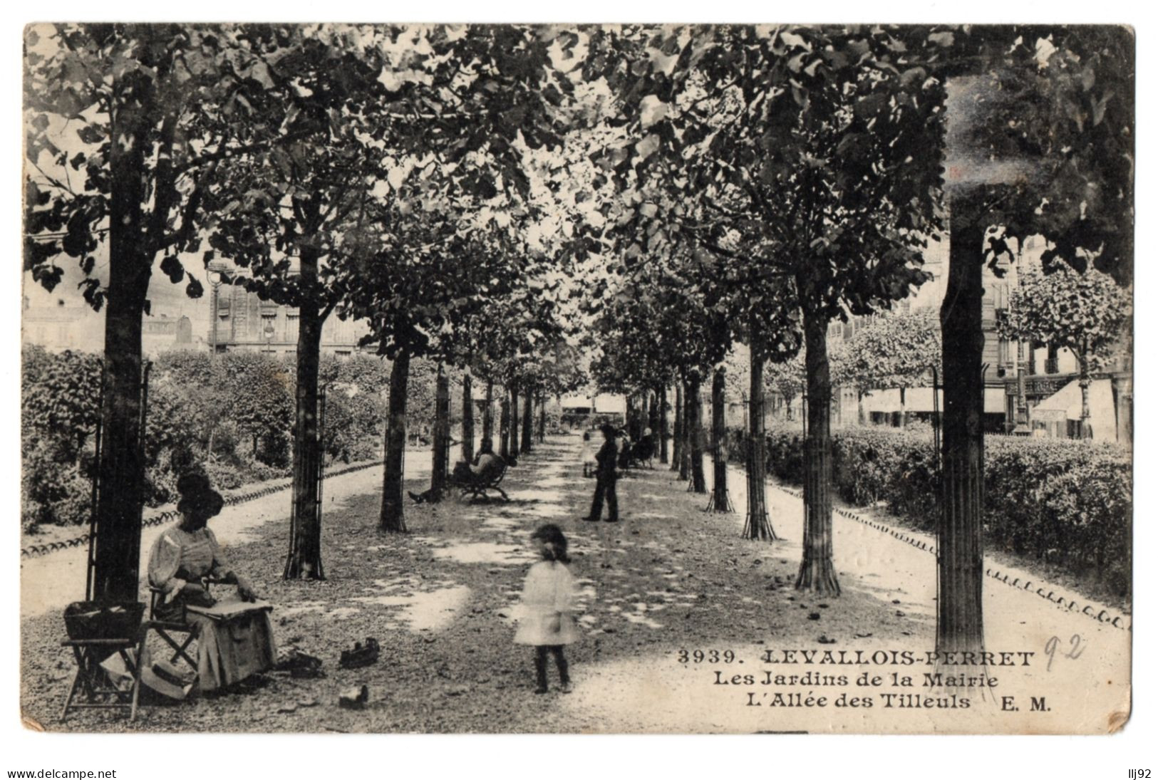 CPA 92 - LEVALLOIS-PERRET (Hauts De Seine) - 3939. Les Jardins De La Mairie. L'Allée Des Tilleuls (petite Animation) - Levallois Perret