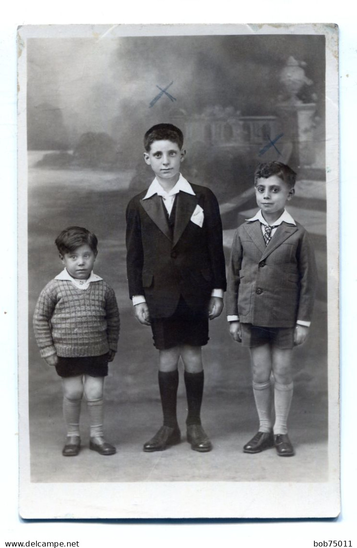 Carte Photo De Trois Petit Garcon élégant Posant Dans Un Studio Photo - Anonymous Persons