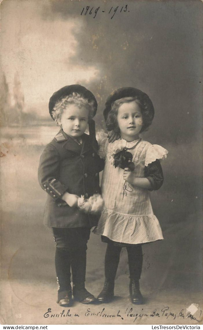 ENFANTS - Portraits - Deux Petites Filles Tenant Des Fleurs - Carte Postale Ancienne - Portraits