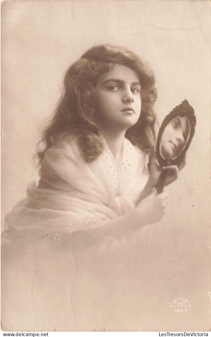 FANTAISIES - Enfants - Une Petite Fille Regardant Son Visage Dans Un Miroir - Carte Postale Ancienne - Sonstige & Ohne Zuordnung