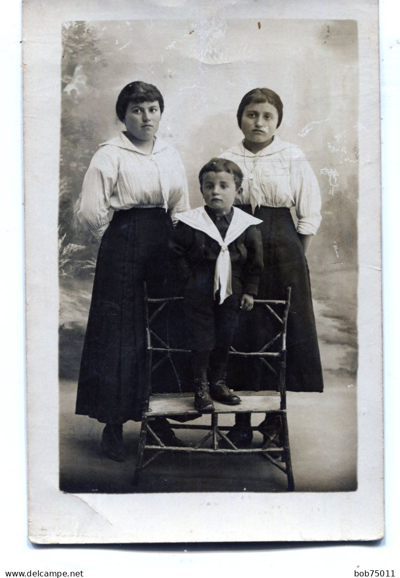 Carte Photo De Deux Jeune Filles élégante Avec Un Petit Garcon Dans Un Studio Photo Vers 1920 - Personas Anónimos