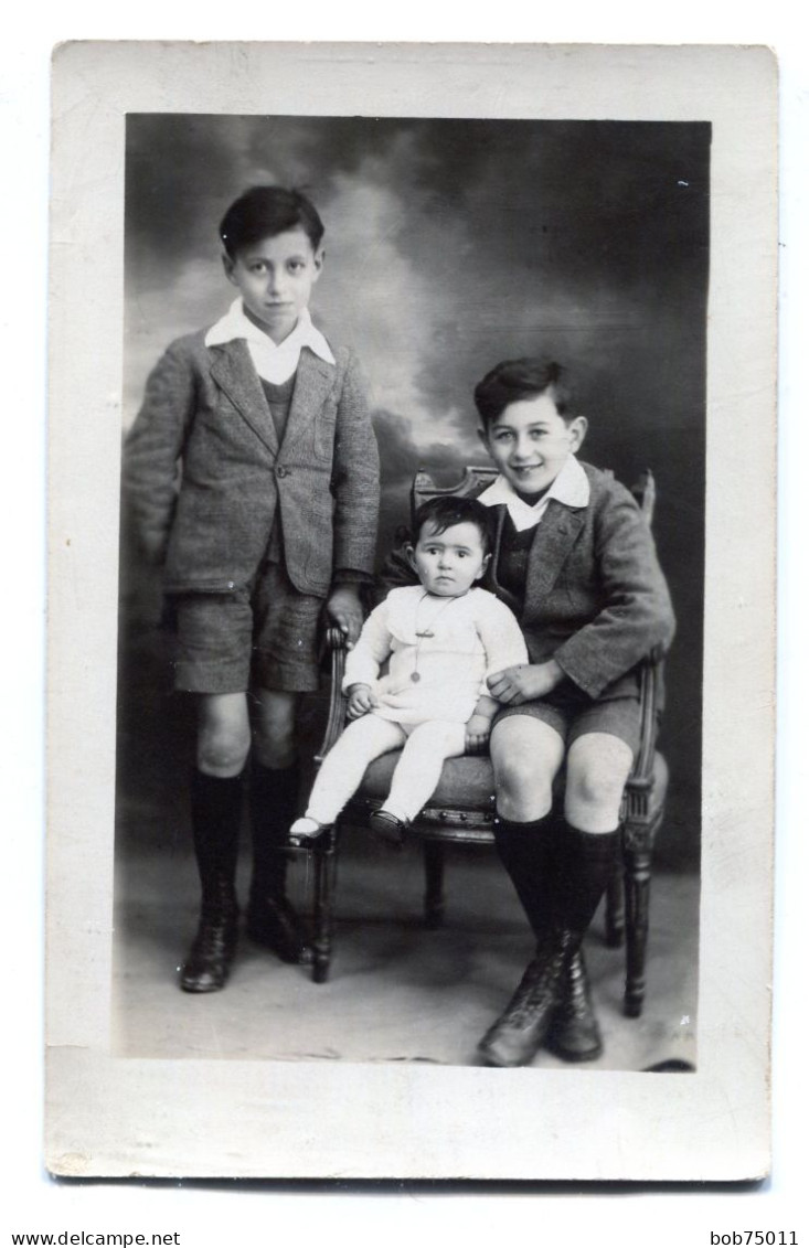 Carte Photo De Deux Jeune Garcons élégant Avec Un Bébé Dans Un Studio Photo Vers 1930 - Personas Anónimos