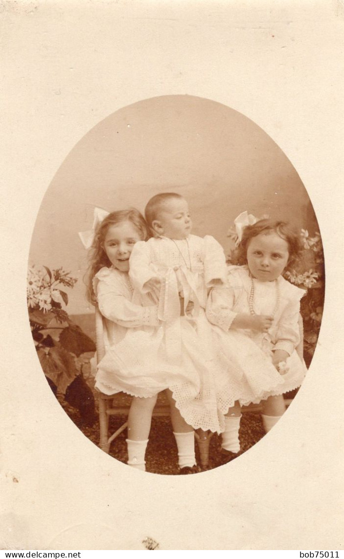Carte Photo De Deux Petite Fille élégante Avec Un Petit Bébé Posant Dans Un Studio Photo En 1914 - Anonymous Persons