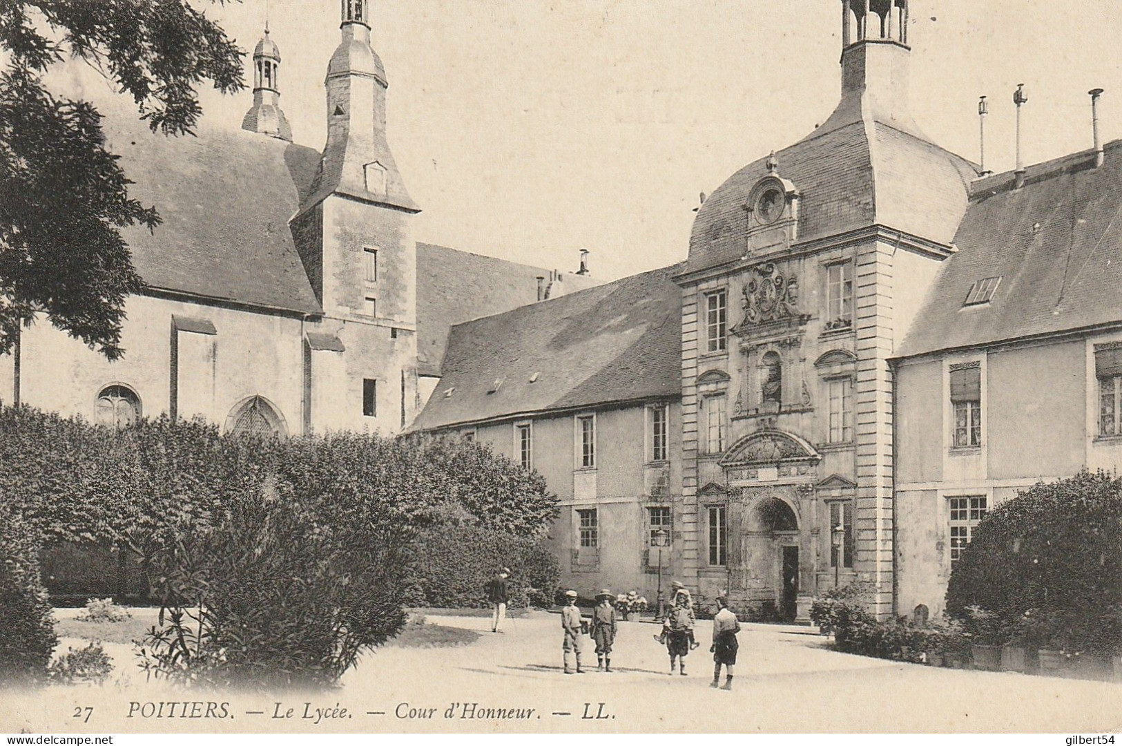 POITIERS -86- Le Lycée  - La Cour D'Honneur. - Poitiers