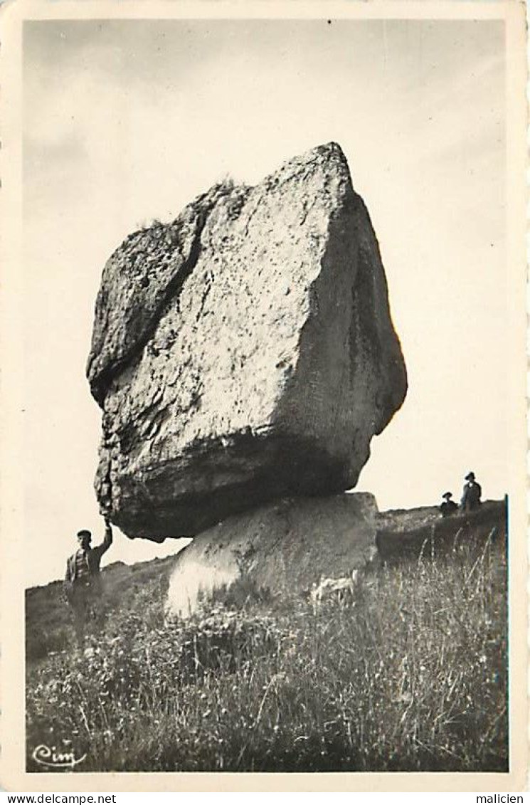 - Puy De Dôme -ref-B984- Rochefort Montagne - Rochefort Montagne -roche Tremblante Du Deveix - Megalithes - - Autres & Non Classés