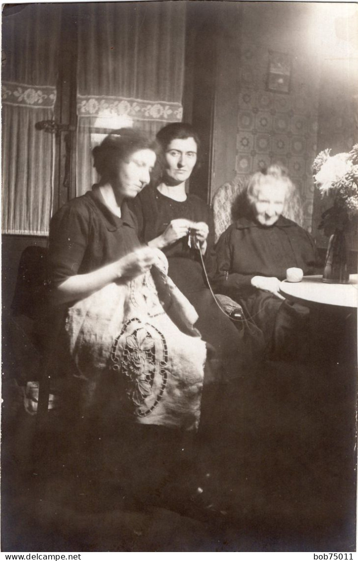Carte Photo De Trois Femmes Dont Deux Qui Font Du Tricot A La Lumière De Leurs Lampe Dans Leurs Maison En 1927 - Anonymous Persons