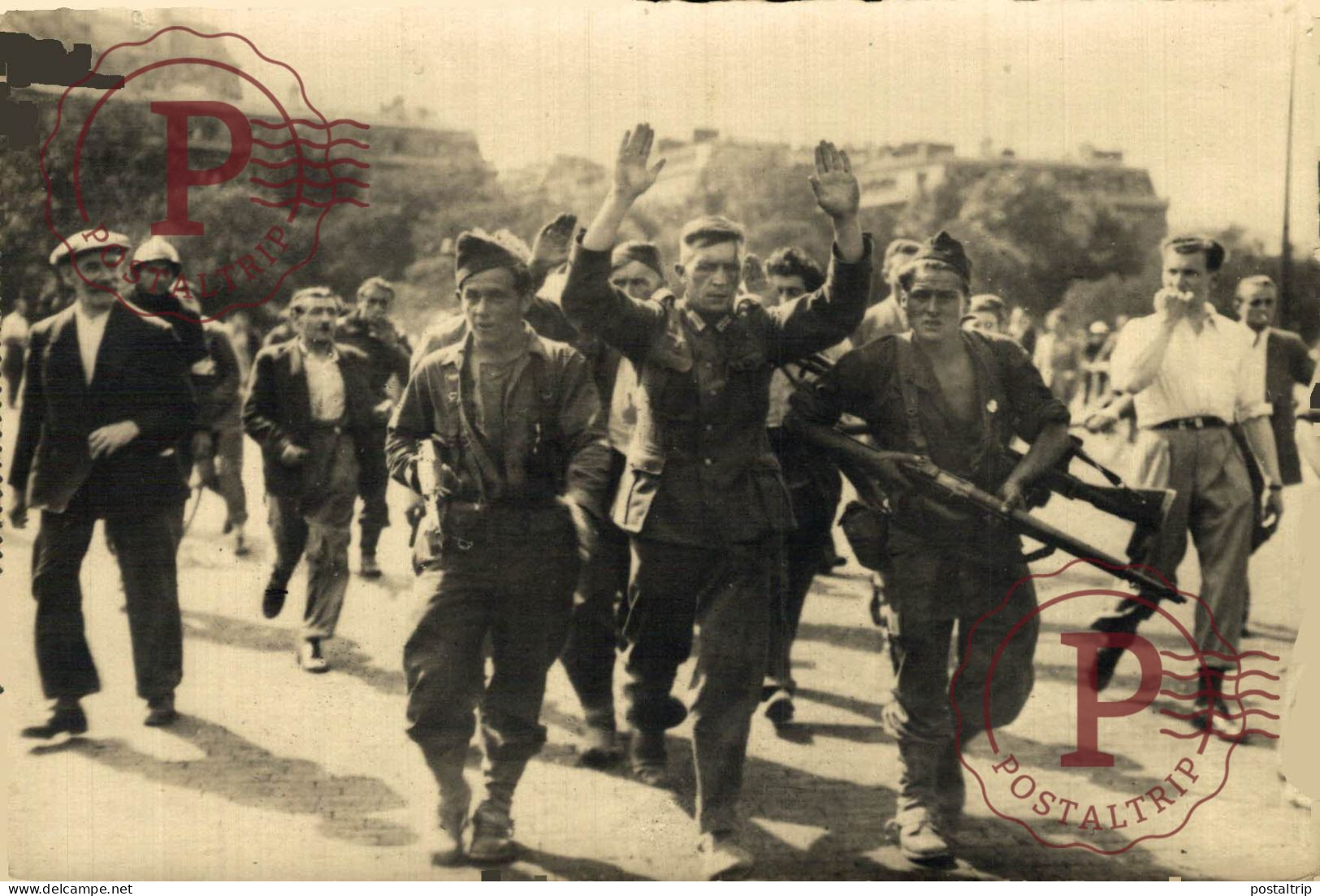 GUERRE 1939-45 - Un Prisonnier Allemand Est Emmené Par Les F.F.I.. MILITAR. MILITAIRE. - Oorlog 1939-45