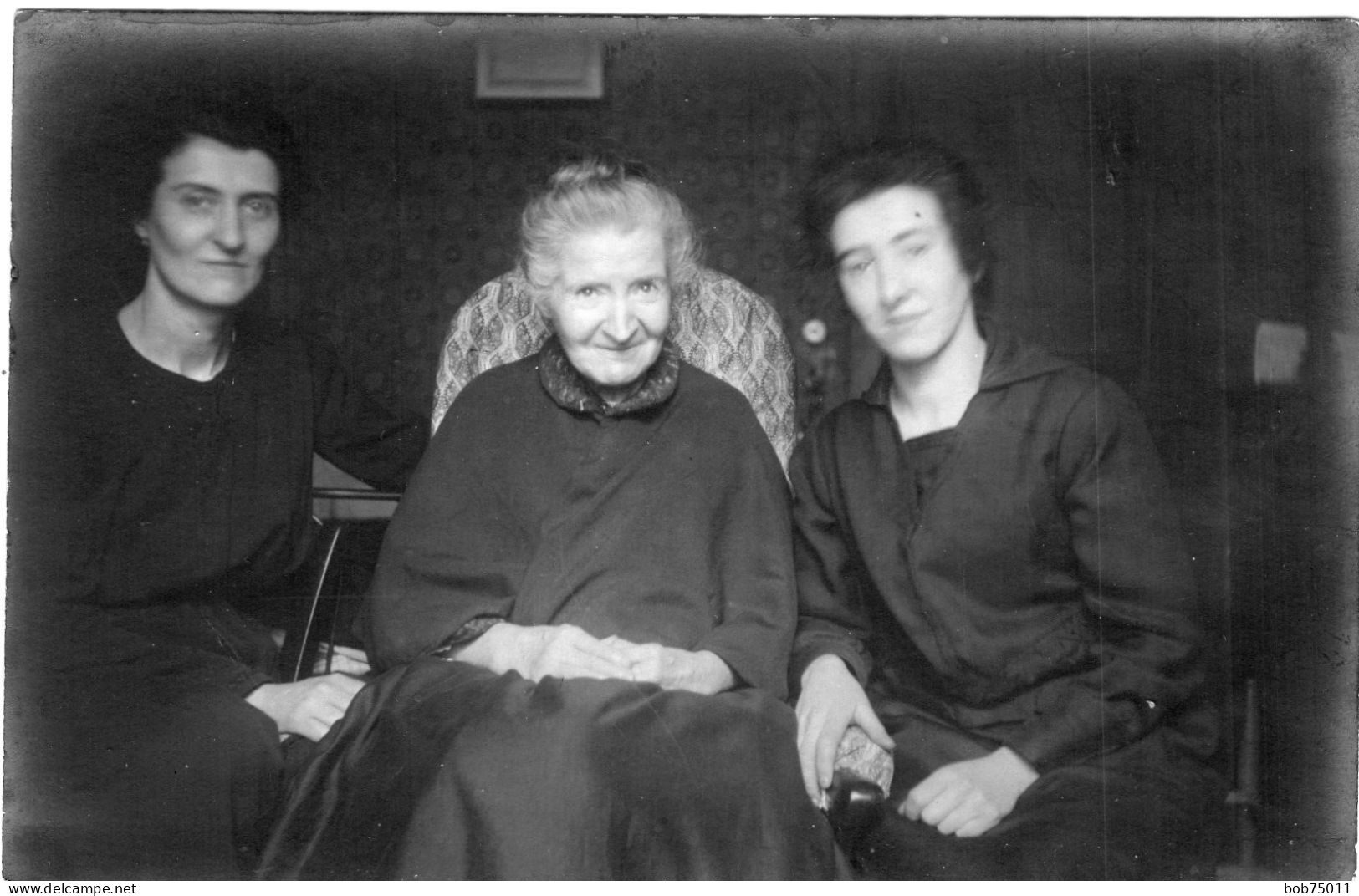 Carte Photo De Trois Femmes élégante Dont Une Petite Grand-mére Posant Dans Leurs Appartement  Le 7 Février 1927 - Personnes Anonymes