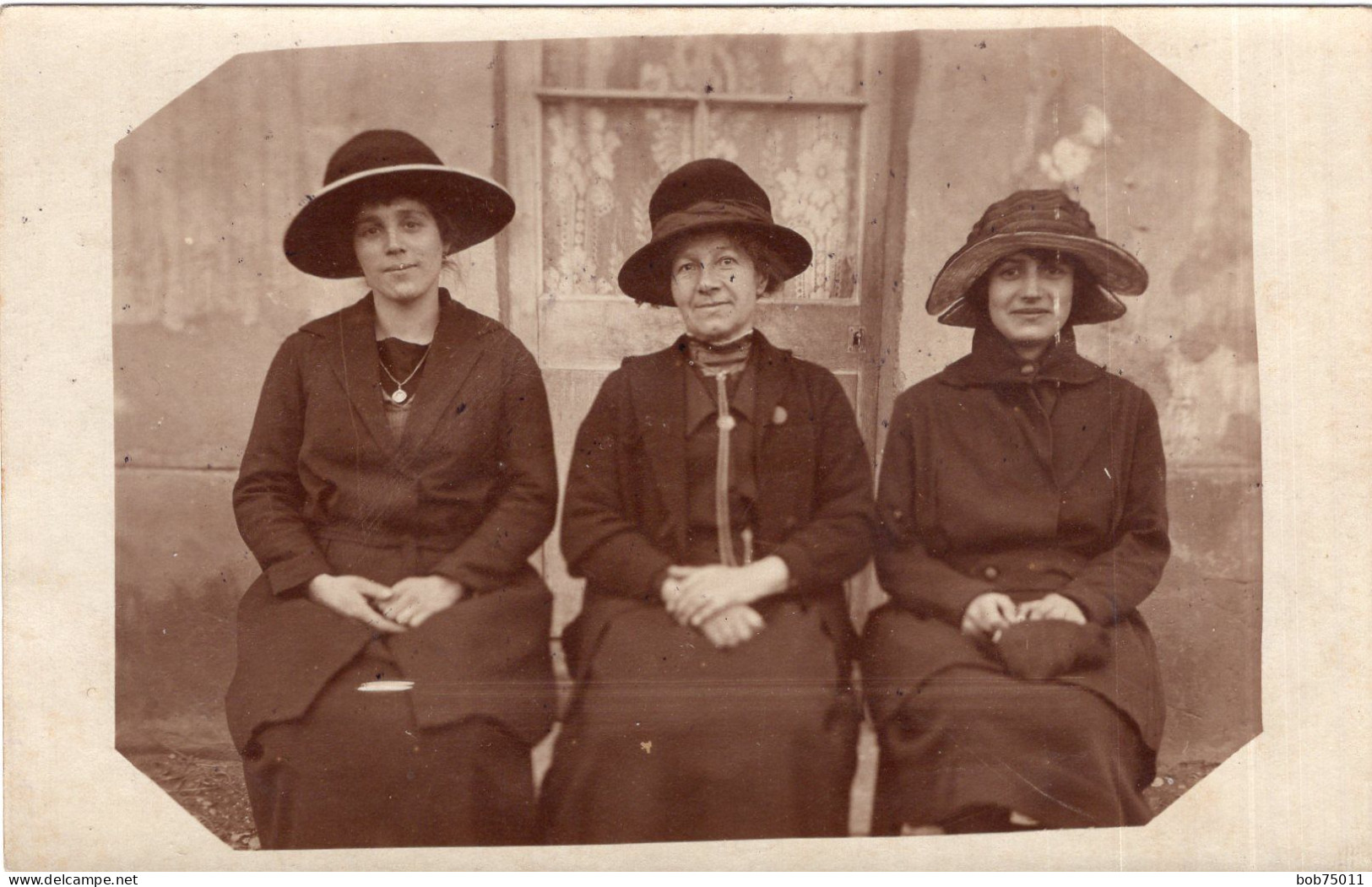 Carte Photo De Trois Femmes élégante Dont Une Petite Grand-mére Posant Devant Leurs Maison Le 23 Avril 1922 - Personnes Anonymes
