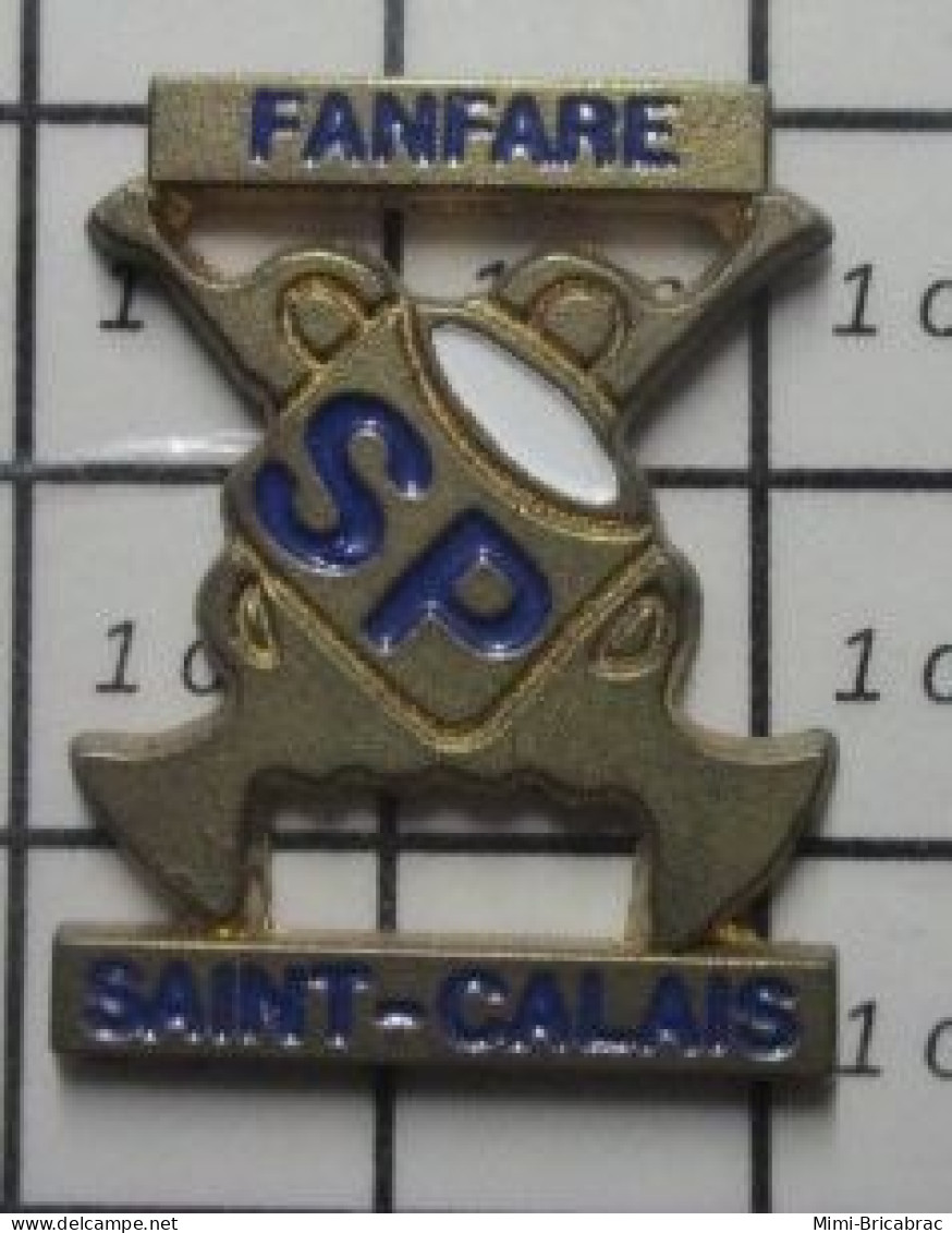 1618c Pin's Pins / Beau Et Rare / POMPIERS / FANFARE DES SAPEURS POMPIERS DE SAINT-CALAIS-BOULES - Brandweerman