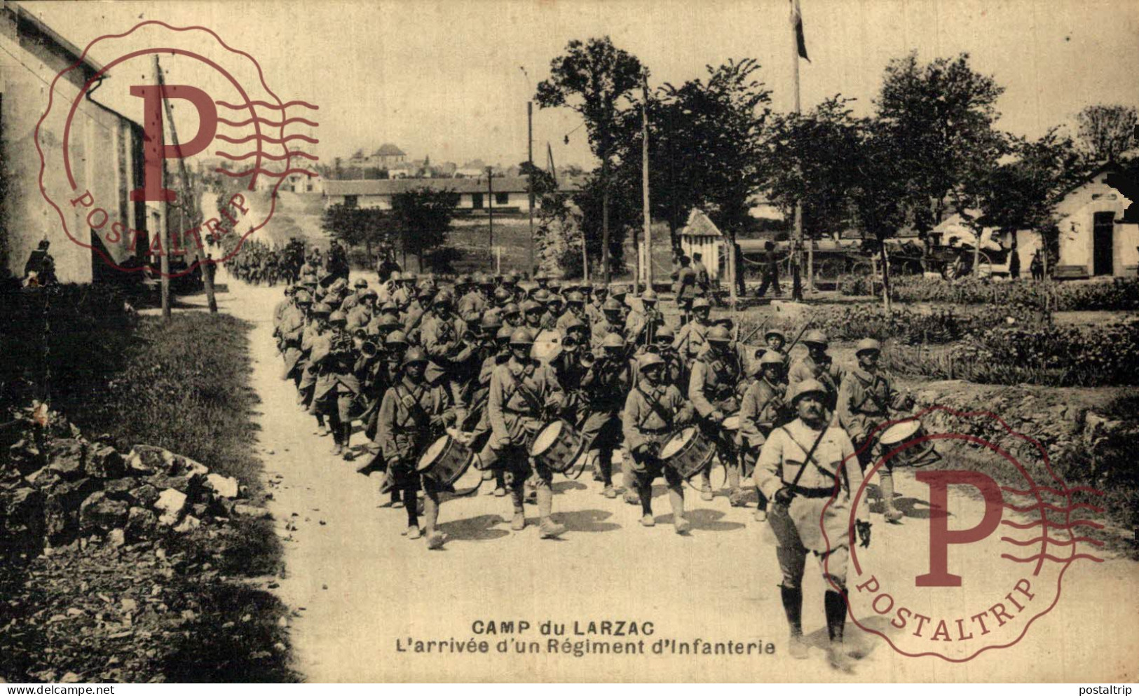 Camp Du Larzac (Aveyron), L'arrivée D'un Régiment D' Infanterie. MILITAR. MILITAIRE. - Regimente