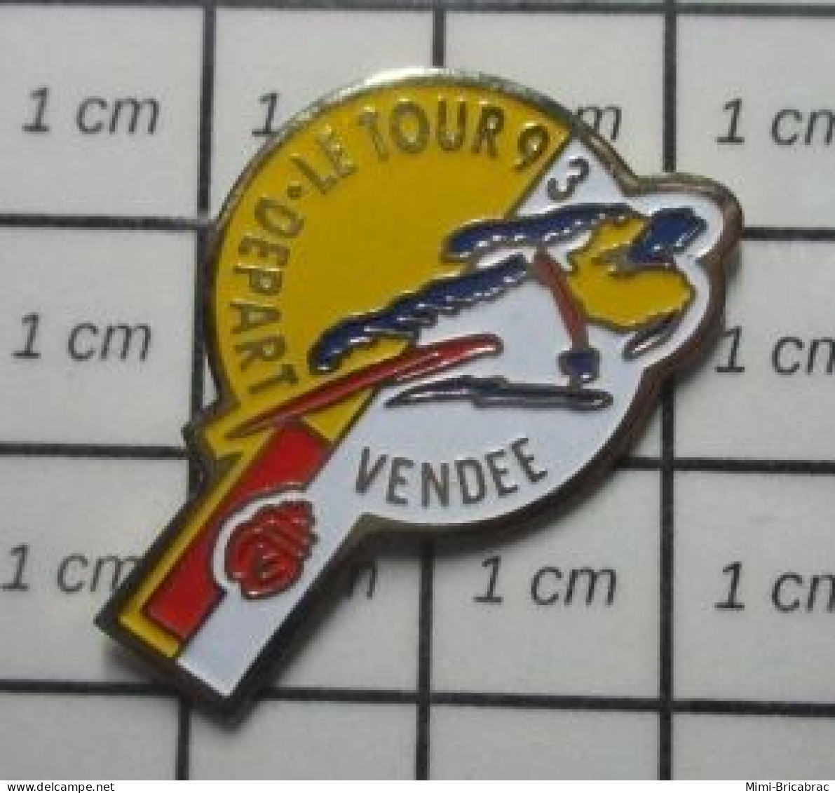 1618c Pin's Pins / THEME SPORTS / CYCLISME TOUR DE FRANCE DEPART 93 VENDEE - Ciclismo