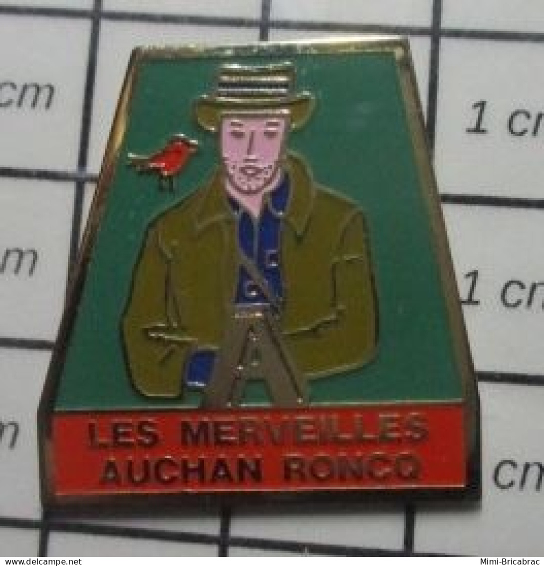 1618c Pin's Pins / BEAU ET RARE /  MARQUES / CLOCHARD ET OISEAU ROUGE LES MERVEILLES AUCHAN RONCO - Trademarks